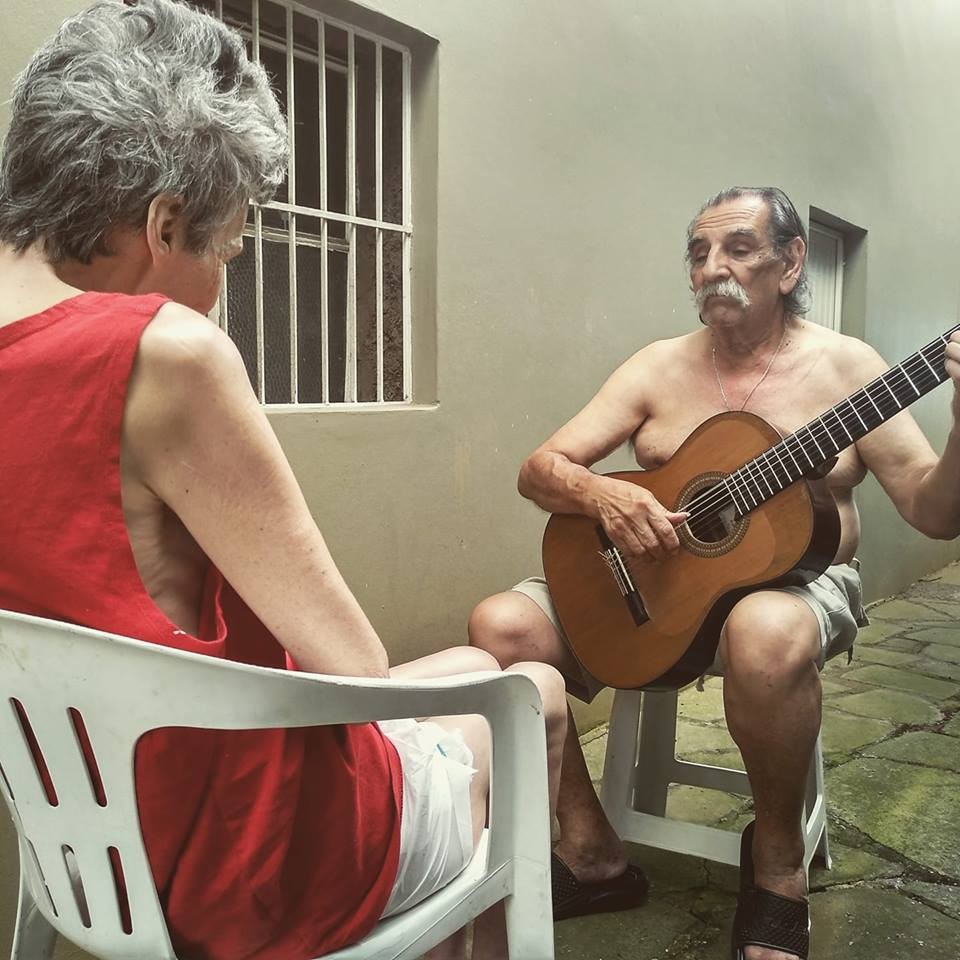 Morre esposa de Lúcio Yanel; músico argentino fazia serenata todos os dias para mulher, que tinha Alzheimer 