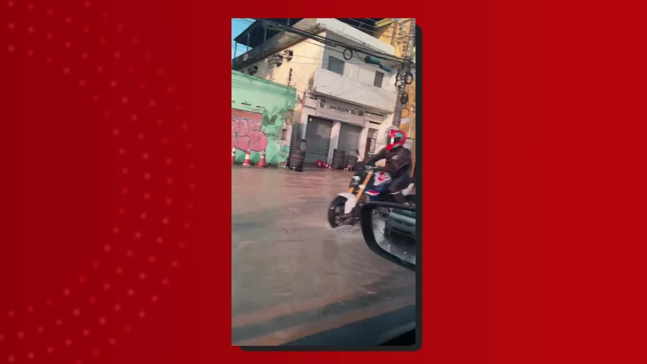 Vazamento de água causa inundação em avenida da Zona Sul de Manaus
