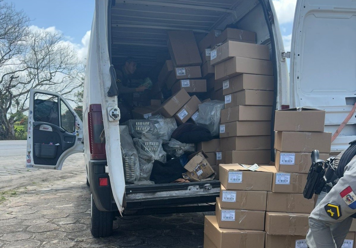 Polícia apreende cerca de 900 tabletes de maconha dentro de van no Agreste de Alagoas