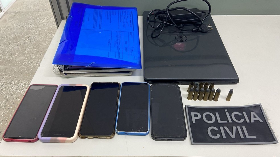 Polícia apreendeu munições, celulares e documentos na casa do advogado que já responde por injúria e furto. — Foto: Polícia Civil/ Divulgação