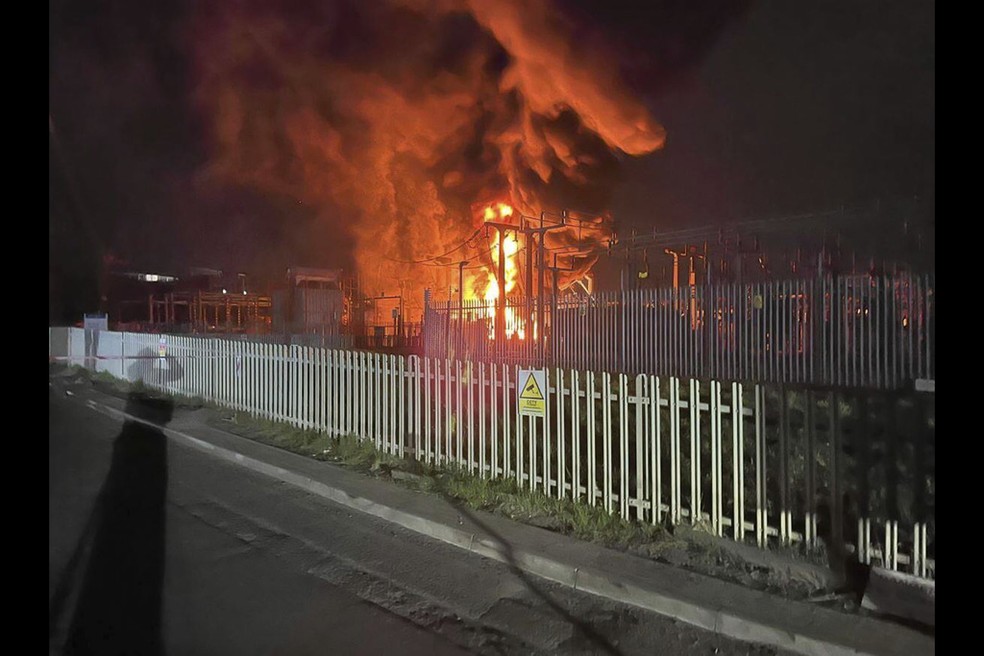 Fogo em estação de energia perto do aeroporto internacional de Heathrow, em Londres, que gerou apagão no aeroporto, em 21 de março de 2025. — Foto: Corpo de Bombeiros de Londres via AP
