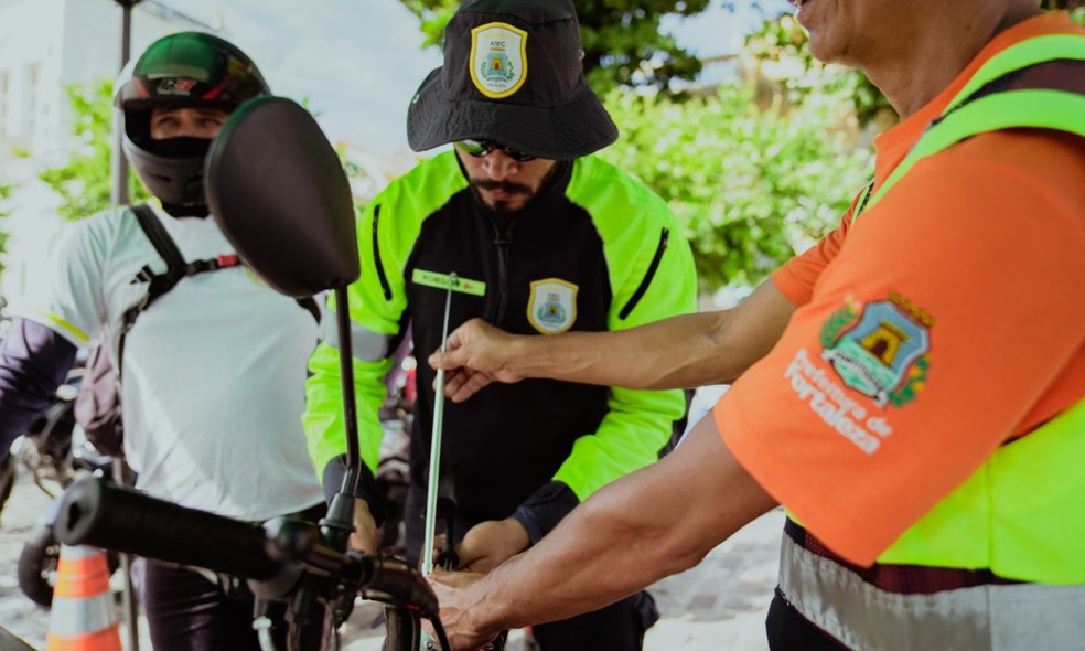 AMC realiza ação educativa e instala antenas corta-pipa em motocicletas em Fortaleza. — Foto: Tainá Cavalcante/PMF