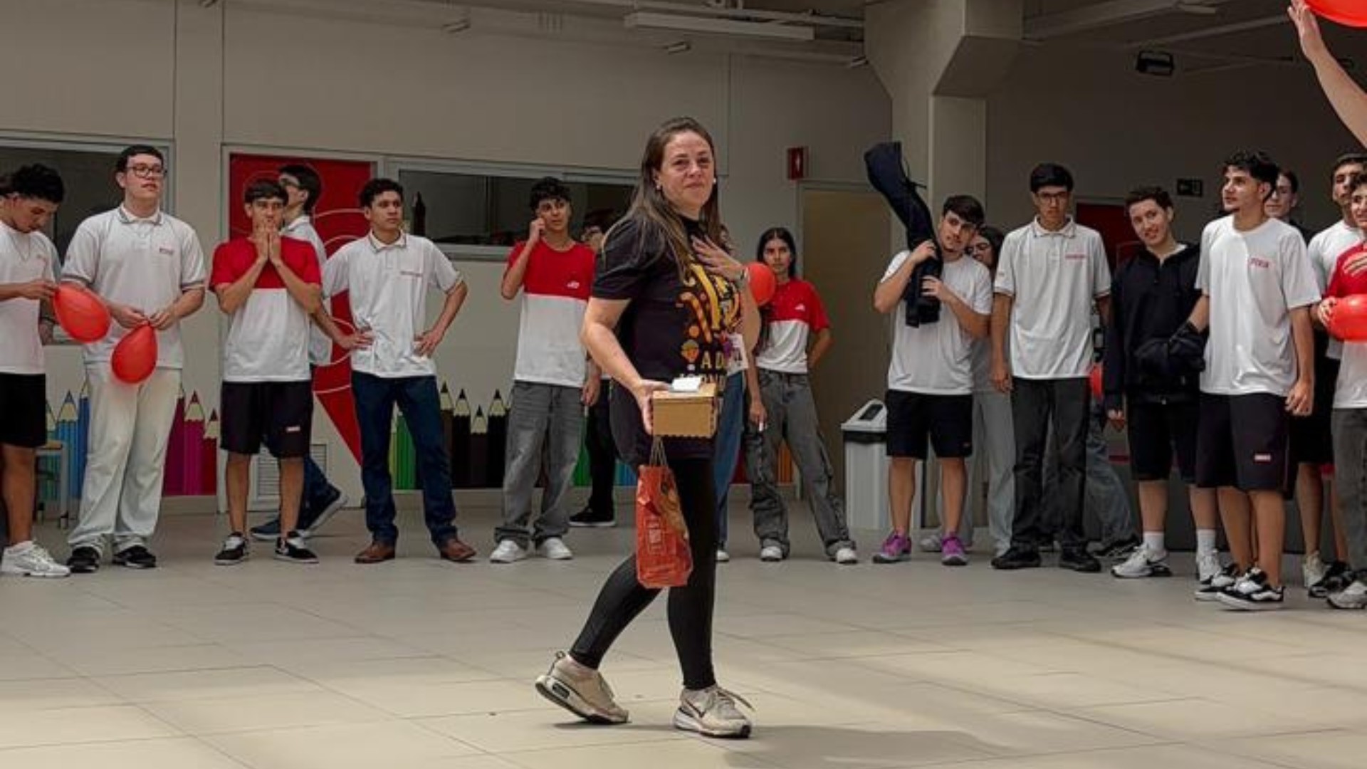 VÍDEO: alunos fazem corredor de aplausos para professora com câncer de mama no último dia antes do início do tratamento