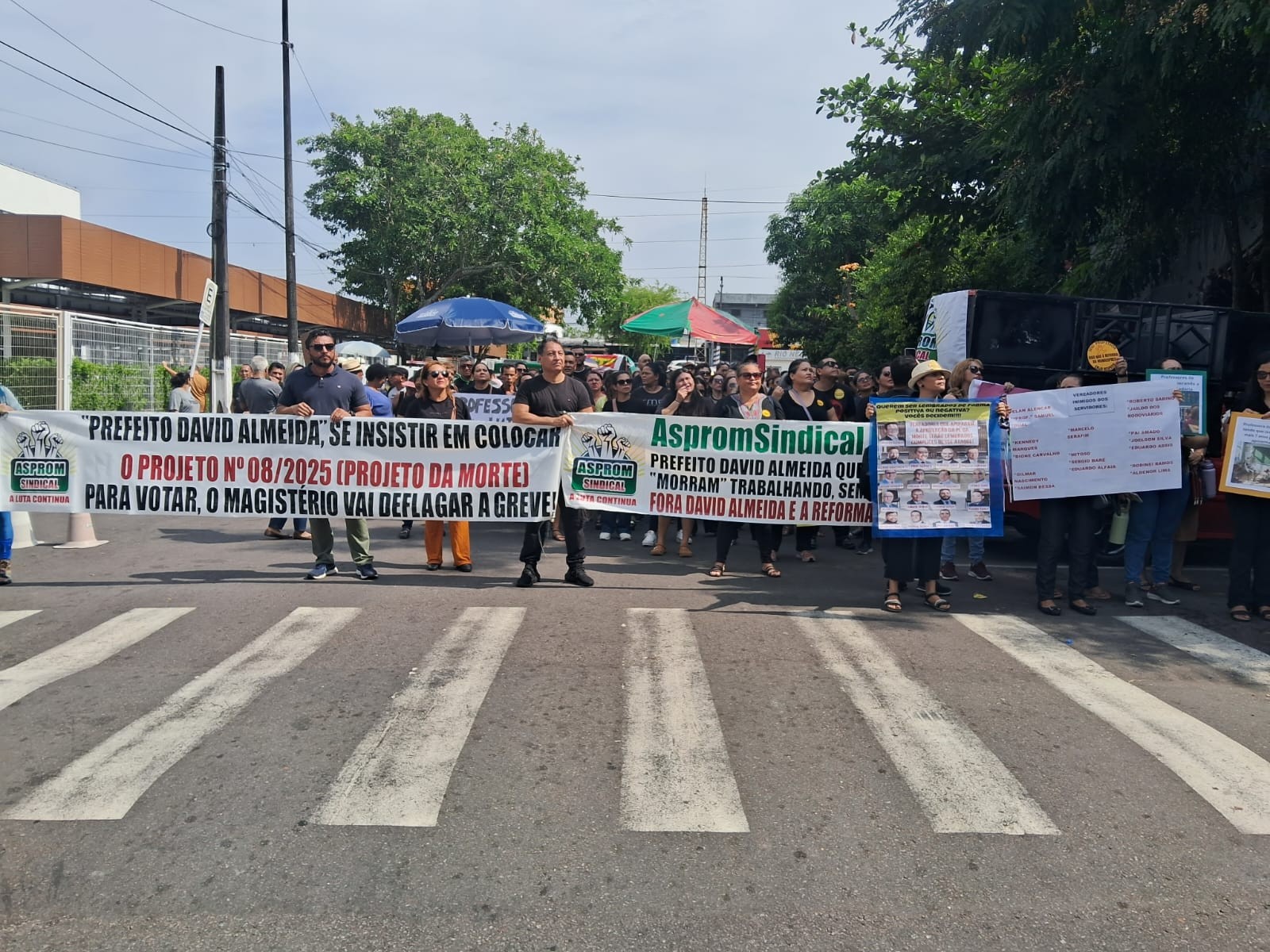 Professores e sindicatos fazem ato contra reforma da Previdência em frente a Câmara Municipal de Manaus