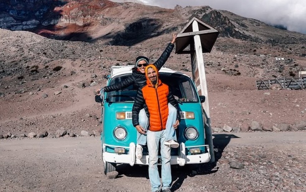 Juan Manuel Sosa e Pamela Corvalán atravessaram as Américas a bordo de uma VW Kombi — Foto: Reprodução / Instagram