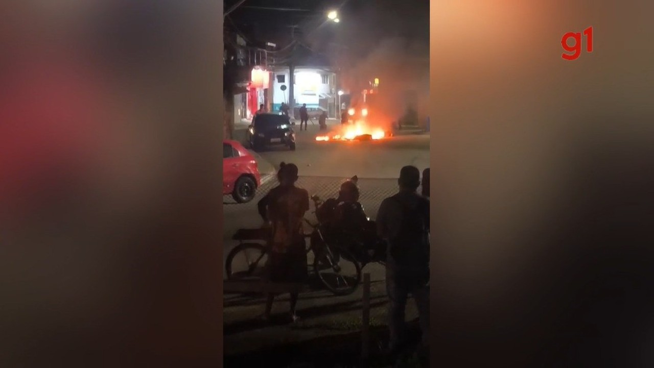 Grupo ateia fogo em pneus e ameaça incendiar ônibus em protesto após morte em operação policial em Praia Grande; VÍDEO