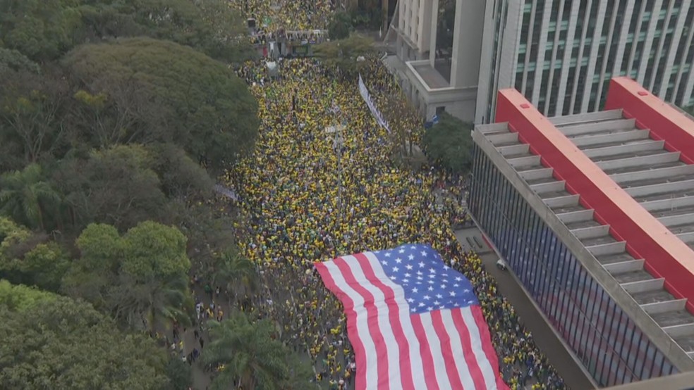 Apoiadores de Bolsonaro na avenida Paulista neste domingo (7)  Foto: TV Globo