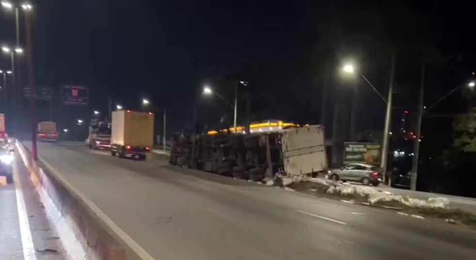 Carreta carregada com bobinas de plástico tomba e interdita parte do Anel Rodoviário de BH