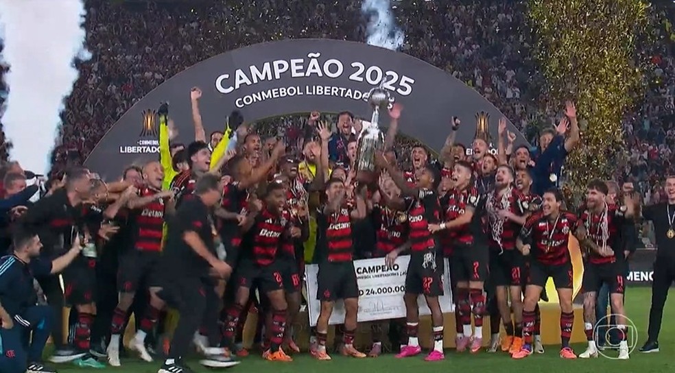 Flamengo vence Palmeiras e se torna o primeiro brasileiro tetracampeão da Libertadores — Foto: Reprodução/Jornal Nacional
