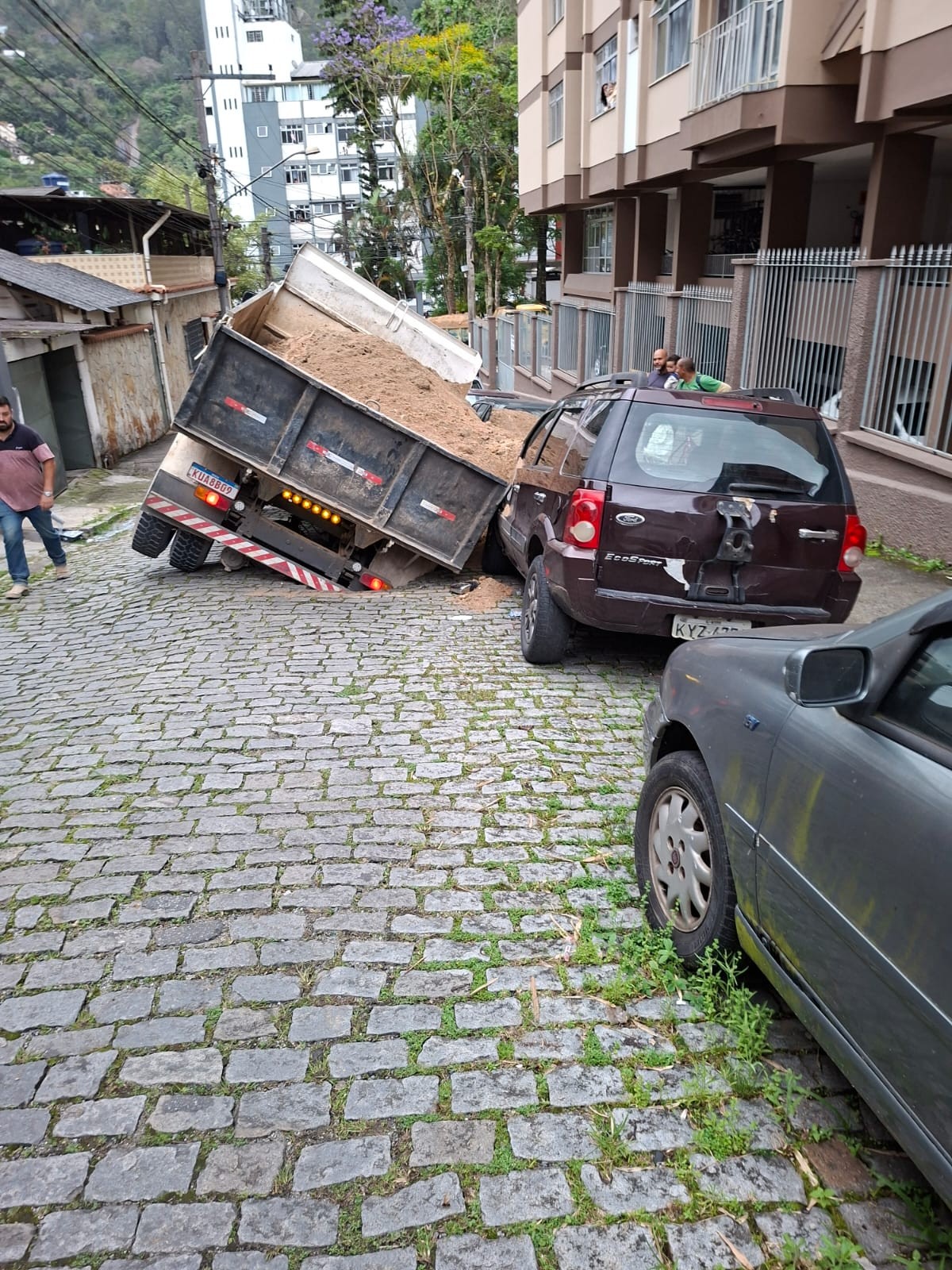 Caminhão é 'engolido' por buraco e atinge carro após rua ceder no RJ | G1