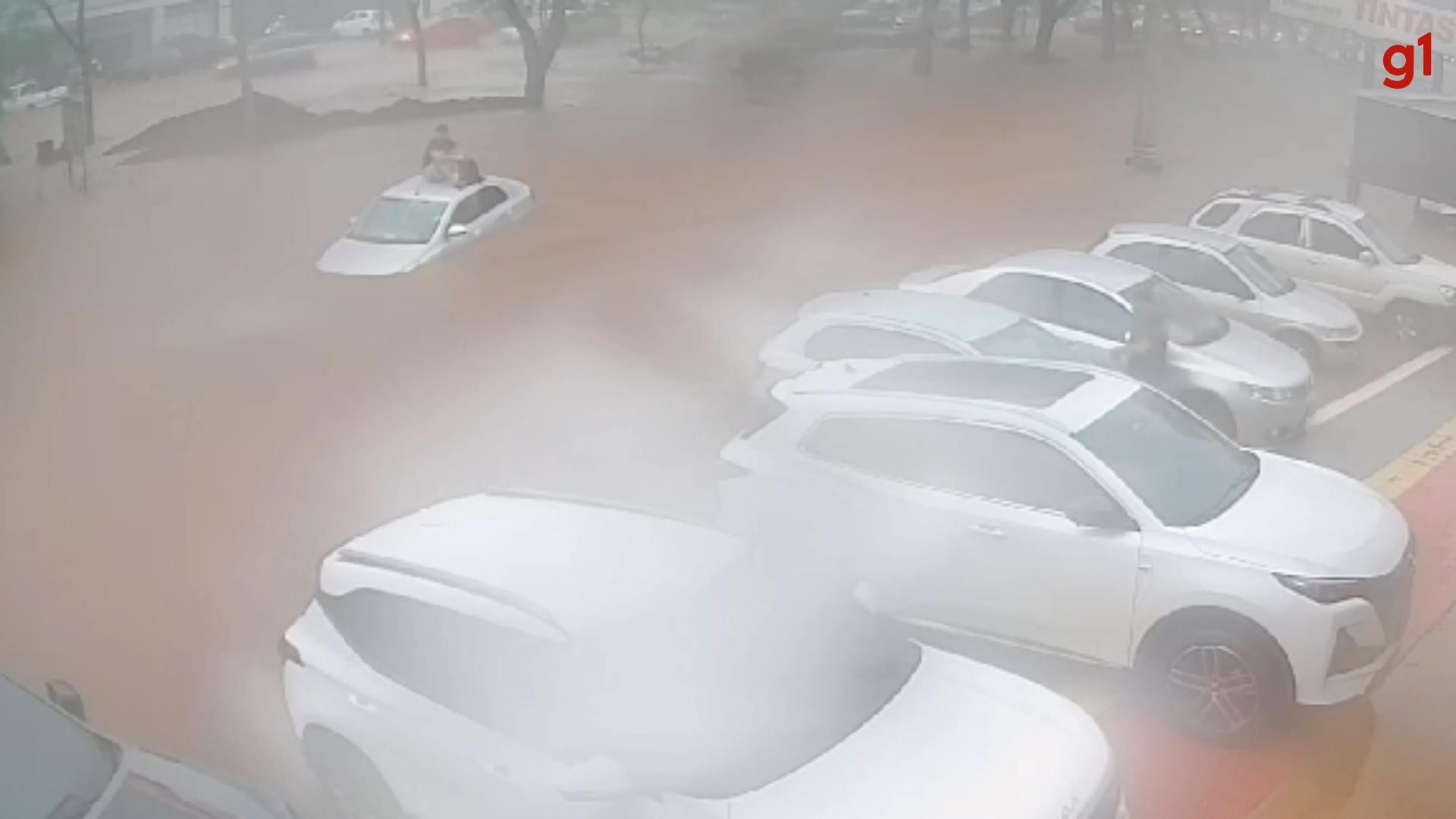 VÍDEO: Homem fica 'ilhado' durante forte chuva em Foz do Iguaçu 