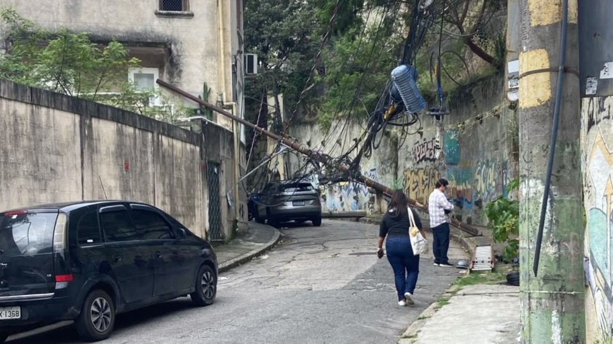 Queda de poste interdita rua em Laranjeiras