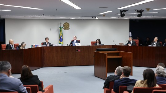 STF tem maioria para confirmar decisão de Moraes que impôs medidas restritivas contra Bolsonaro - Julgamento ocorre no plenário virtual da 1ª Turma da Corte até a próxima segunda (21). Moraes ordenou uso de tornozeleira, recolhimento noturno e proibição de acesso a redes.