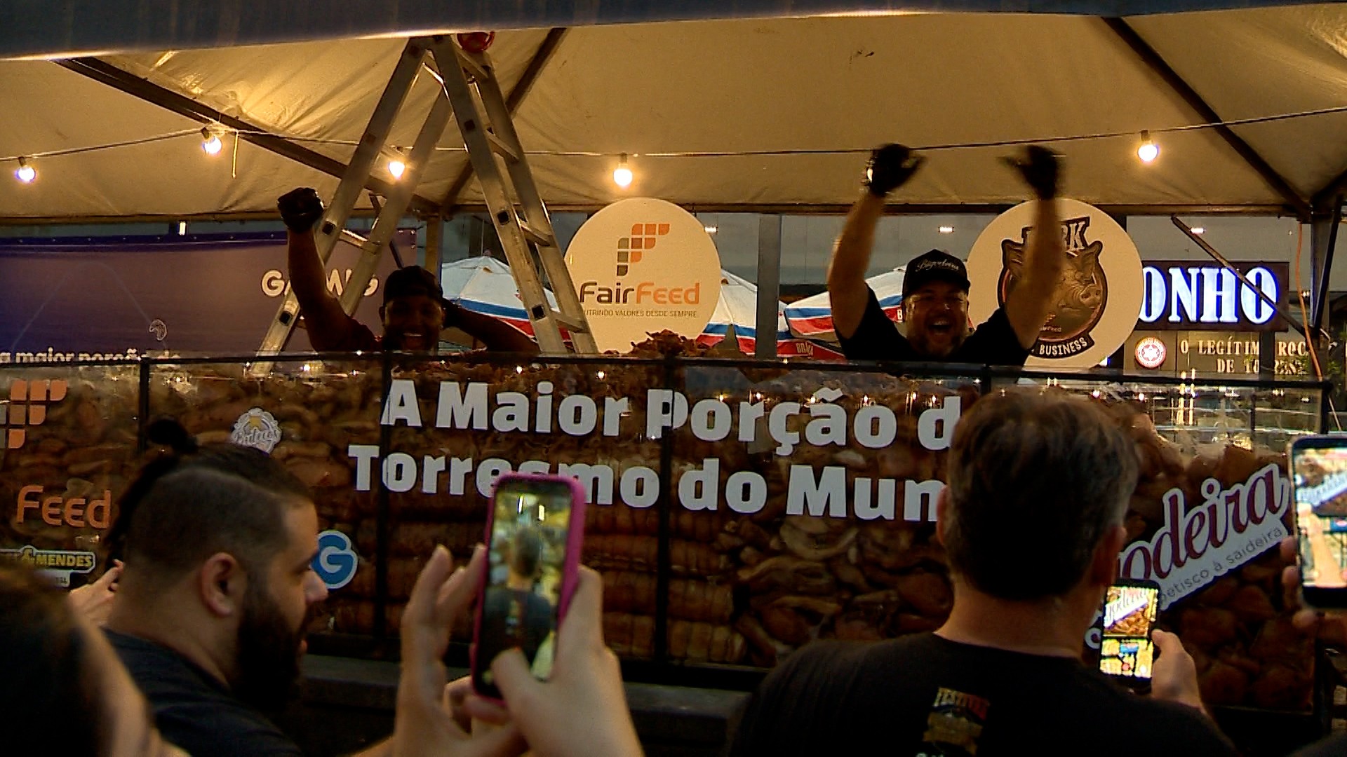 Com mais de meia tonelada, maior porção de torresmo do mundo é fritada em Juiz de Fora