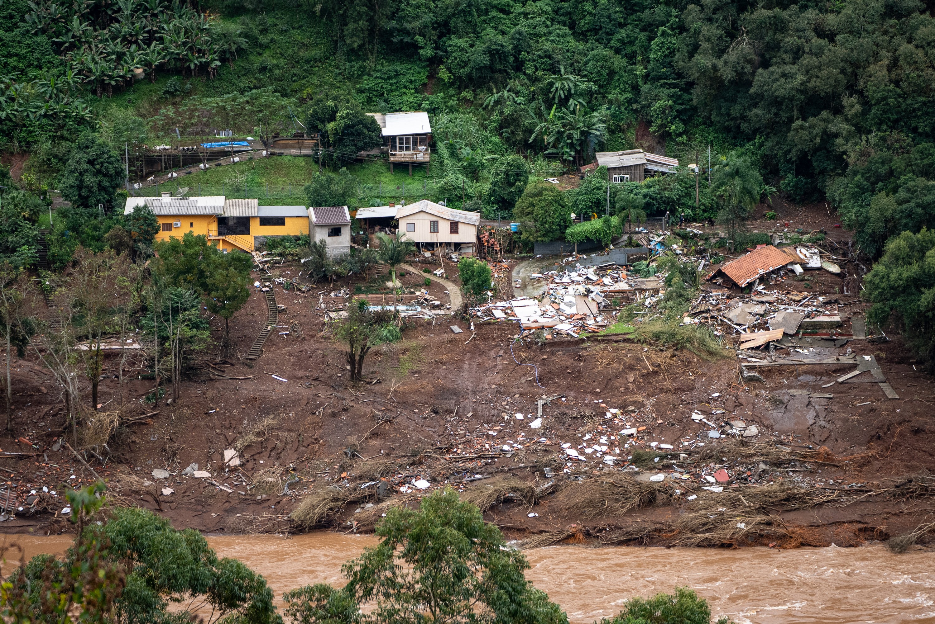 FOTOS: destruição e busca por desaparecidos em Bento Gonçalves e Santa Tereza (RS)