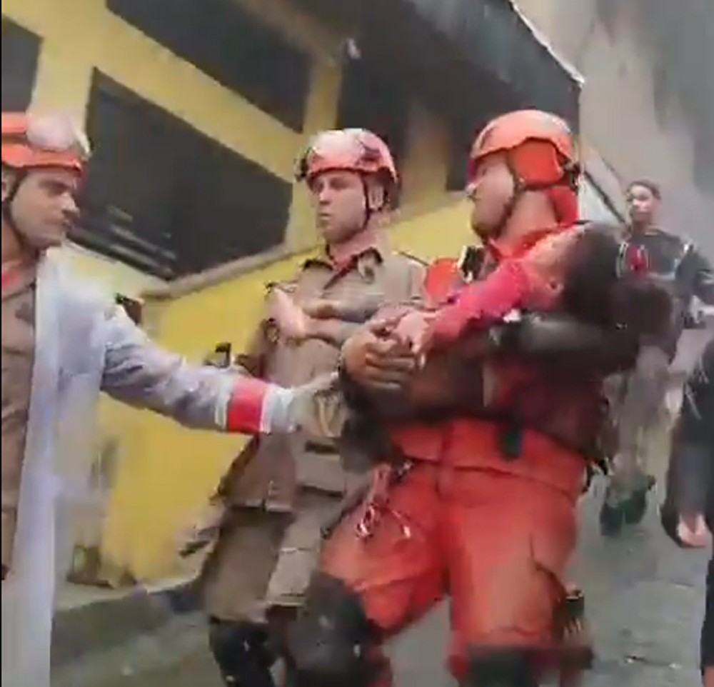 Criança é retirada com vida de escombros de casa que desabou em Petrópolis após ficar soterrada por 15 horas; VÍDEO