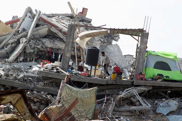 Palestino caminha sobre ruínas de imóvel em Rafah, na Faixa de Gaza, em 4 de fevereiro de 2025. — Foto: Hatem Khaled/ Reuters