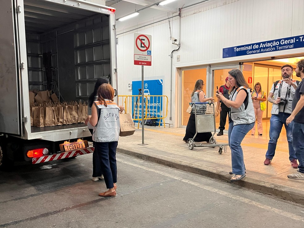 Caminhão do Servas com Kits de higiene e lanche para os deportados — Foto: Ernane Fiuza/TV Globo