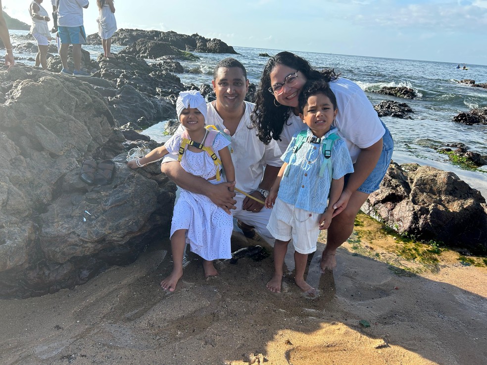 Keiko Sasaki e a família no Rio Vermelho, em Salvador — Foto: João Souza/g1 BA