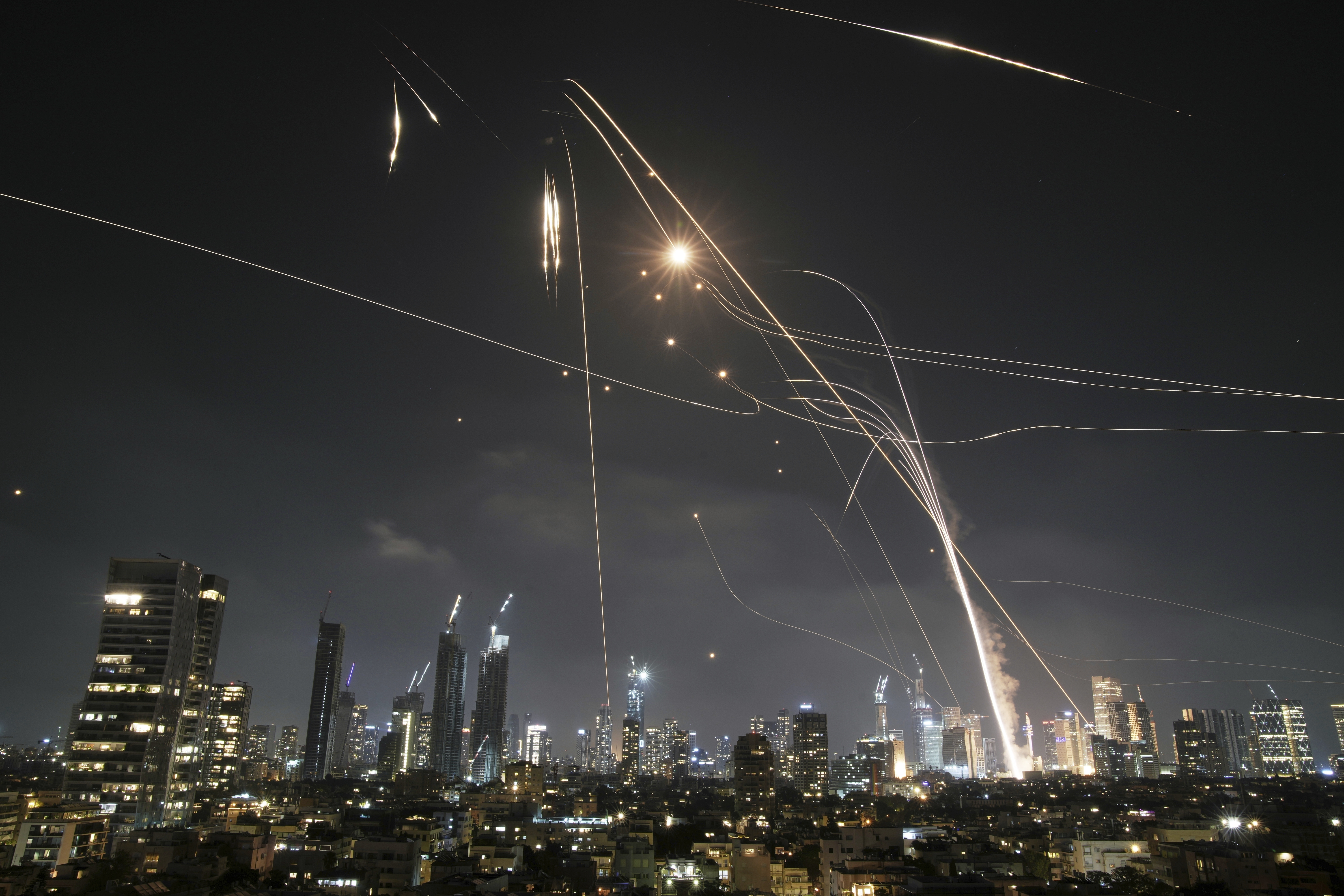 VÍDEOS e FOTOS mostram ataque de mísseis do Irã contra Israel