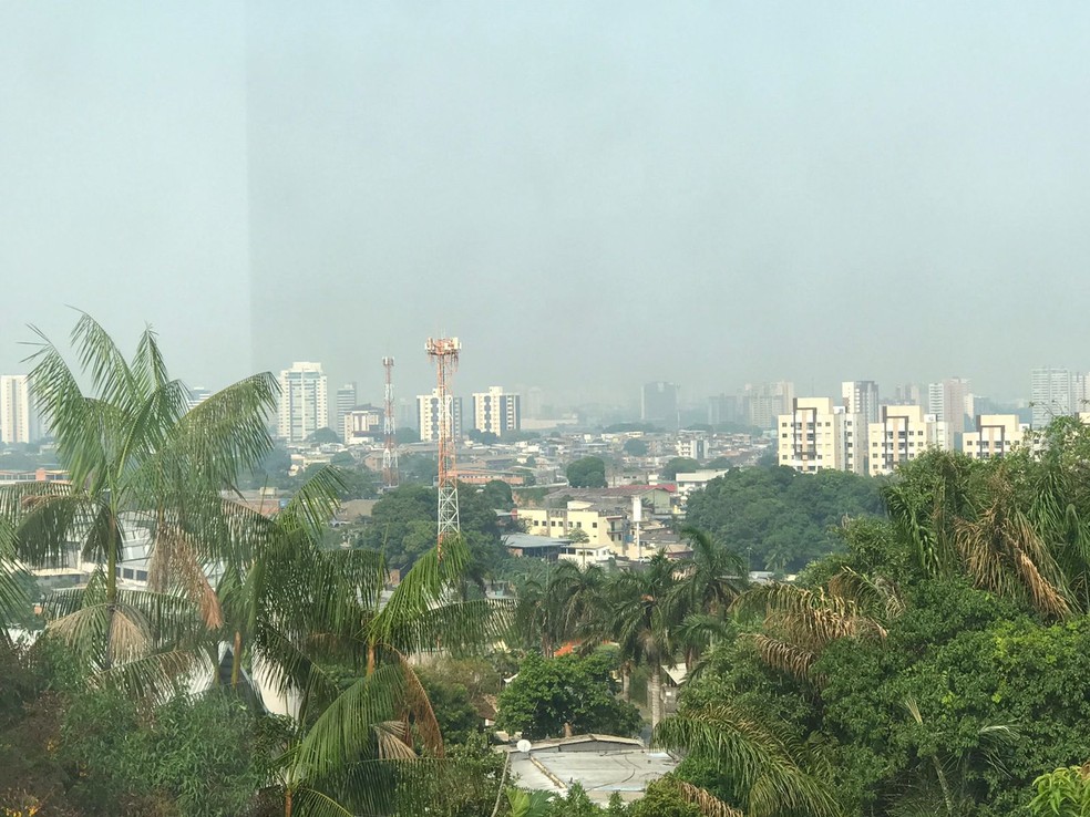 Fumaça encobre Manaus nesta quinta-feira. — Foto: Hariel Fontenelle/g1