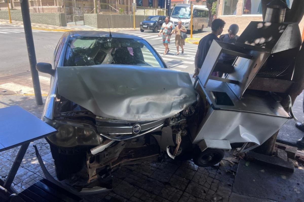 Carro sobe na calçada e atinge área de bar após acidente em cruzamento de Bauru