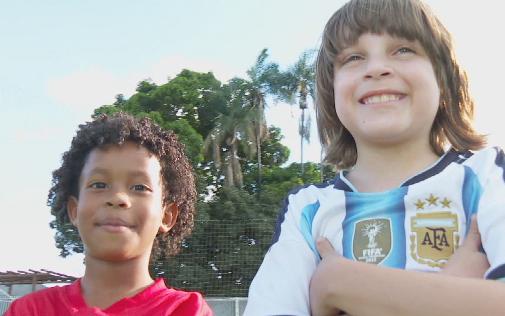 Inspirados nos ídolos, Cristiano Ronaldo e Lionel Messi são amigos e sonham em ser jogadores de futebol