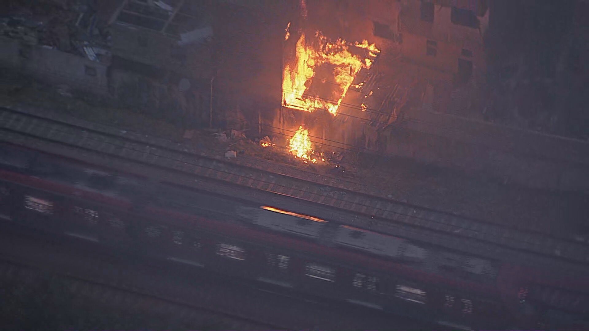 Incêndio atinge imóvel na Favela do Moinho, no Centro de SP, ao lado das linhas de trens 