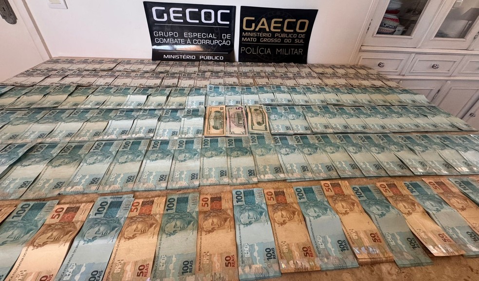 Gecoc e Gaeco encontraram mais de R$400 mil em espécie em casas de alvos da operação Buraco Sem Fim. — Foto: Divulgação/MPMS