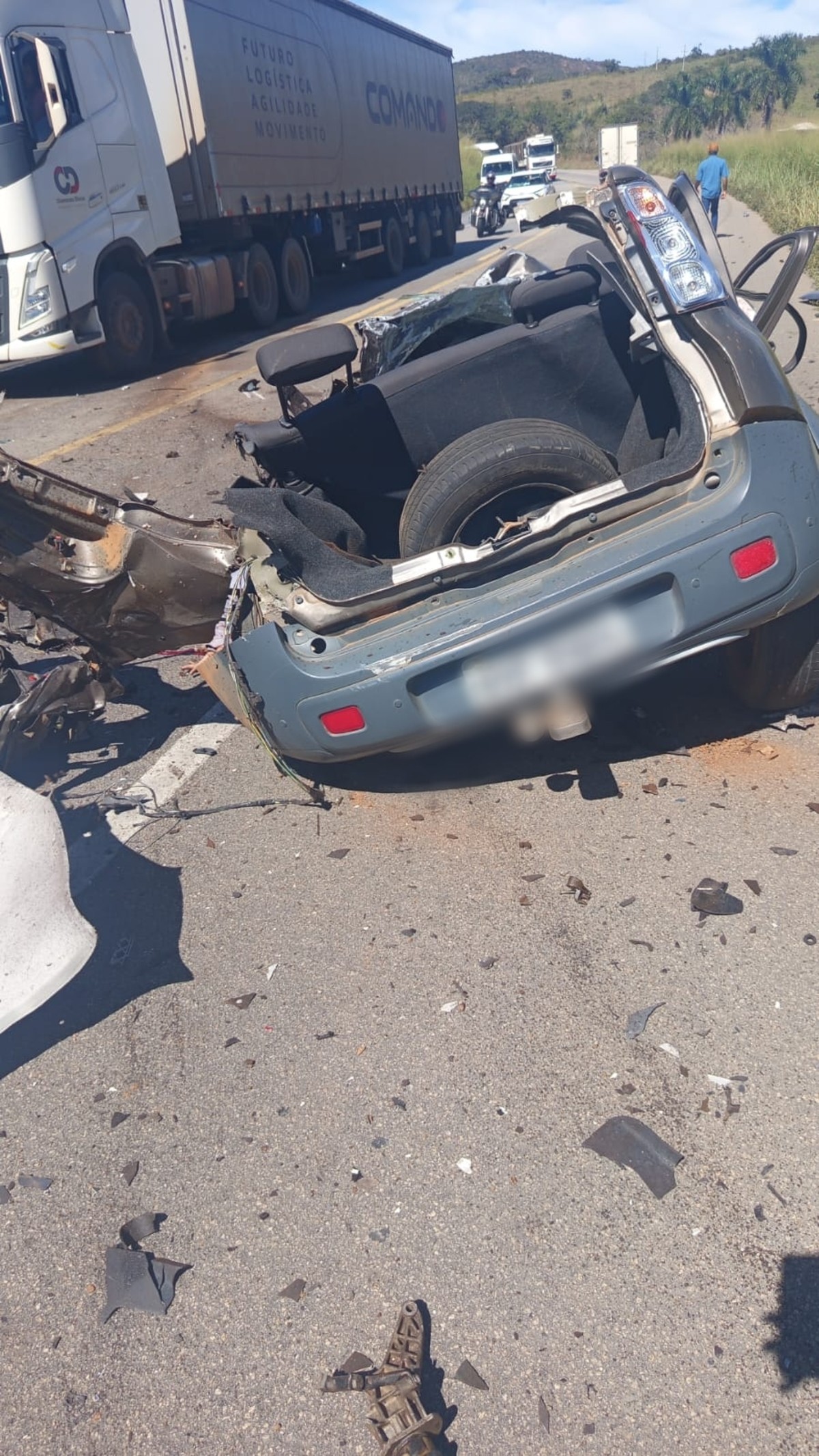 Homem mata companheira a facadas e morre após bater carro de frente com caminhão na BR-116