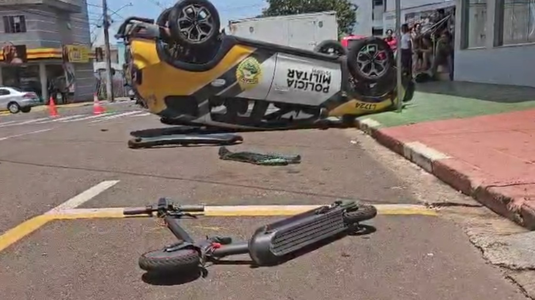 Viatura da PM capota após batida e atinge adolescente de patinete em Toledo
