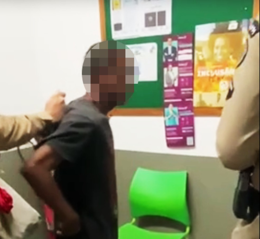 Homem foi preso em flagrante nesta quarta-feira (19) por suspeita de observar mulher em banheiro de shopping na Bahia — Foto: Redes Sociais