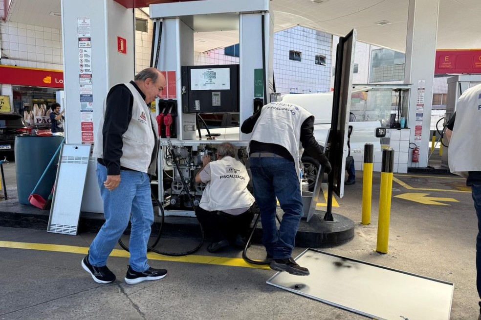 Auto Posto Quasar LTDA, localizado no bairro Vila Caiçara, foi lacrado durante a Operação Octanagem — Foto: Leandro Guedes/TV Tribuna