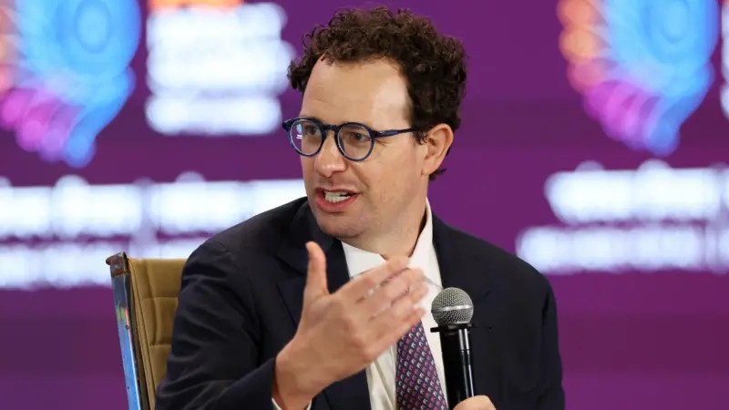 Após dono do Claude pedir freio no desenvolvimento de IA, Trump minimiza riscos, China vê ameaças e UE pede segurança