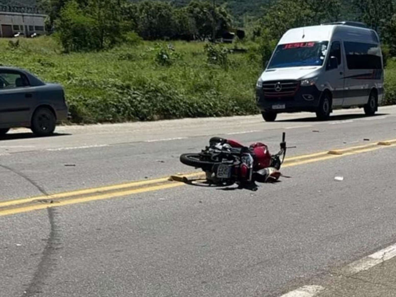 Motociclista morre após bater na traseira de caminhão na BR-116, em Itaobim