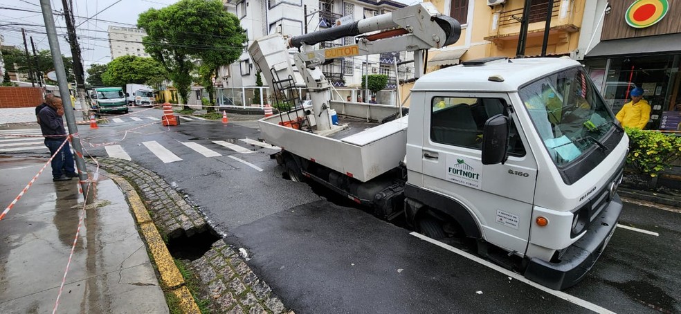 Motorista segue orientações de GPS e cai em cratera no bairro