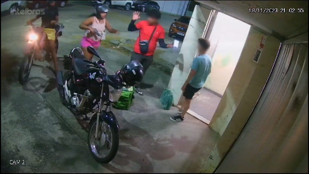 Casal rouba motocicleta de entregador enquanto cliente pagava o pedido em Fortaleza. — Foto: Reprodução