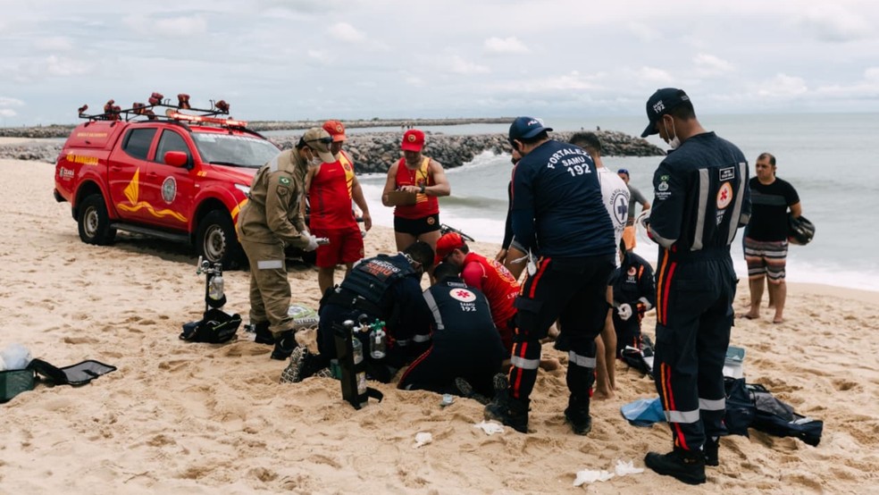 Turista argentino morreu afogado no Aterro da Praia de Iracema, em Fortaleza, na manhã desta segunda-feira. — Foto: Thiago Gadelha/ SVM
