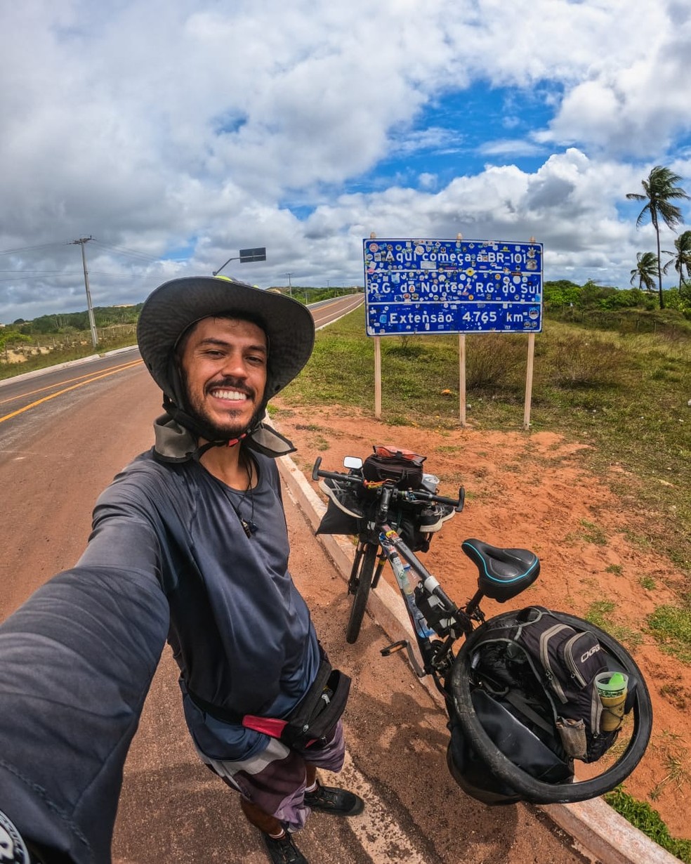 Maruan Matheus Moreira tem 26 anos e está viajando do Paraná ao Maranhão de bicicleta, pelo litoral brasileiro — Foto: Arquivo pessoal