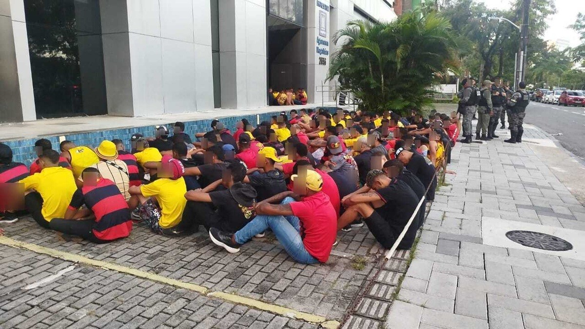 Mais de 160 torcedores do Sport são detidos pela polícia antes de jogo no Recife contra o Internacional