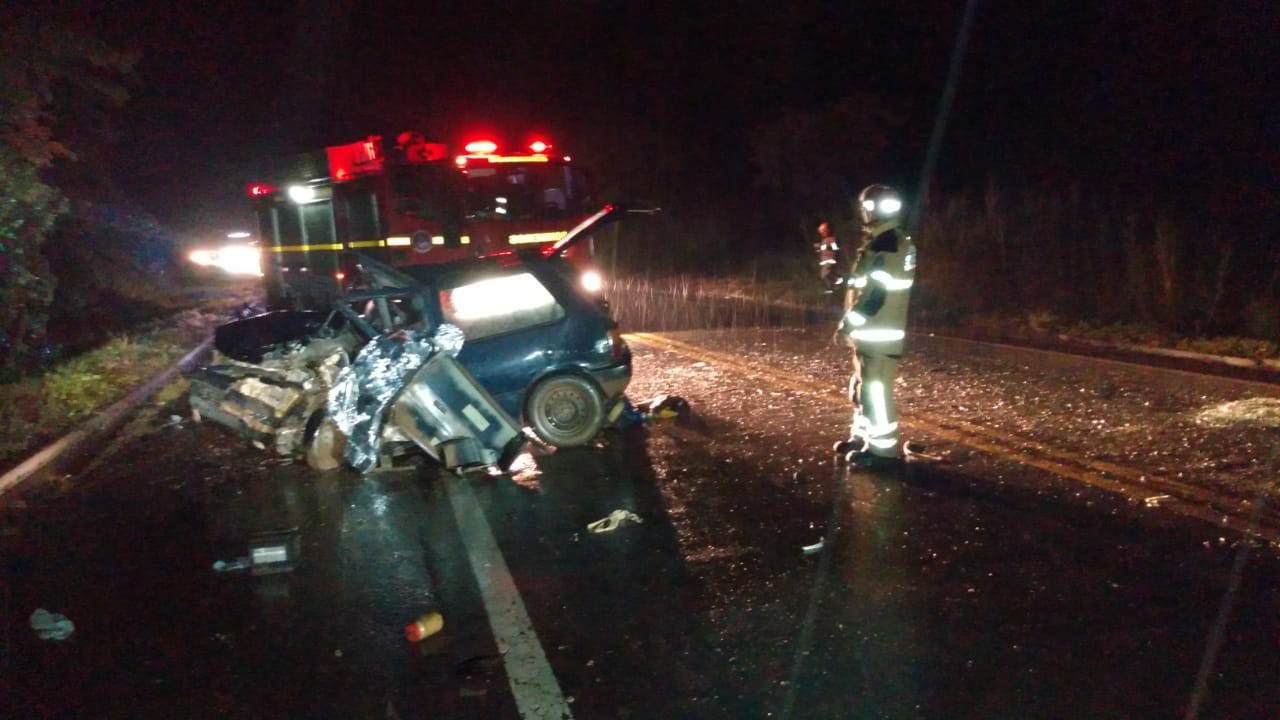 Batida entre carro e caminhonete deixa casal morto e feridos na BR-267