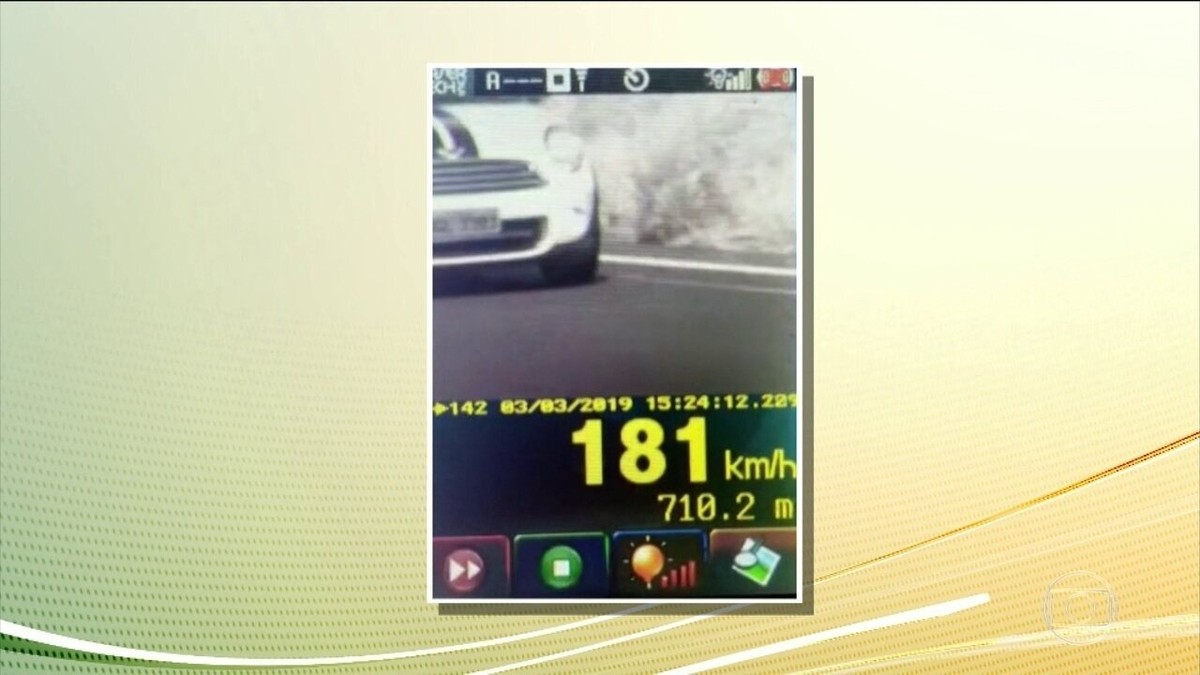 Carro de luxo é flagrado a 195 km/h em rodovia de Goiás; vídeo