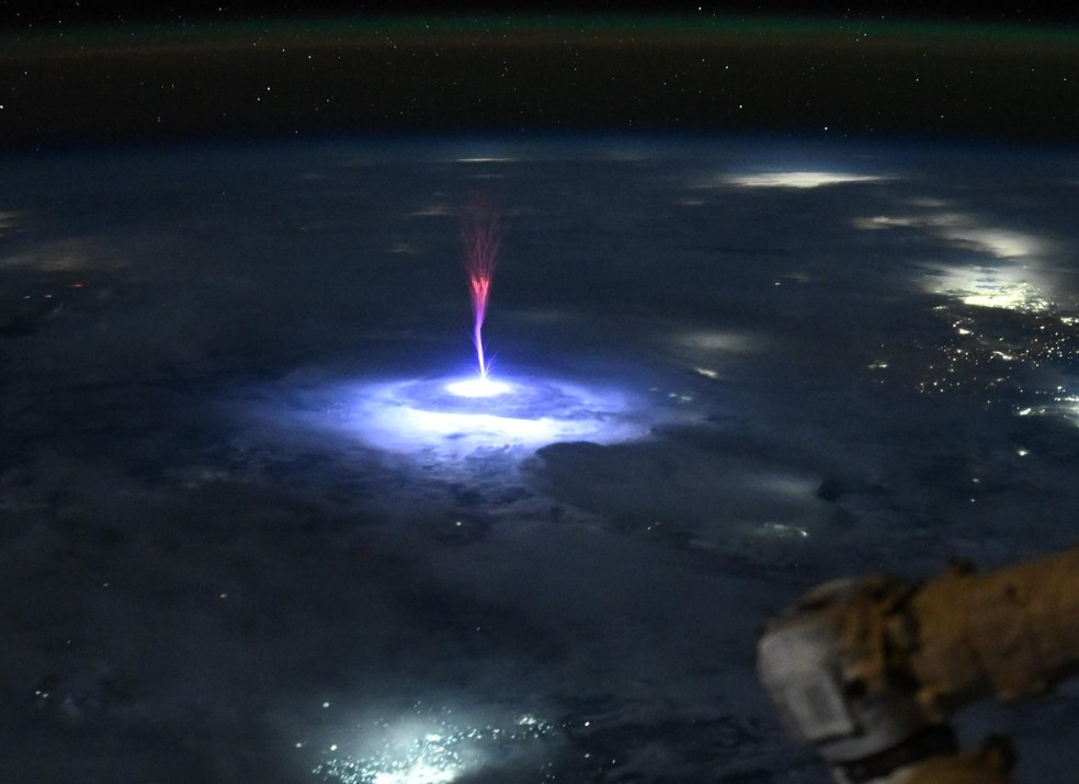 Imagem registrada da Estao Espacial Internacional mostra um sprite, um raro fenmeno atmosfrico, sobre uma tempestade perto da divisa dos Estados Unidos com o Mxico.  Foto: Nasa/Nichole Vapor Ayers