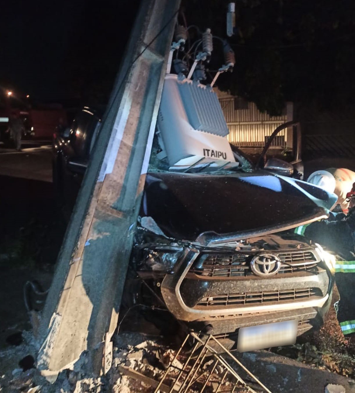 Motorista colide carro contra poste no Residencial Parque Vitória Régia, em Presidente Prudente