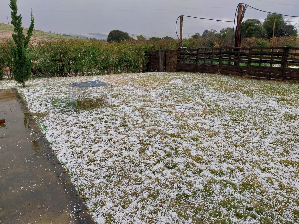 Chuva de granizo atinge cidades do Sul de Minas — Foto: Reprodução / Redes Sociais