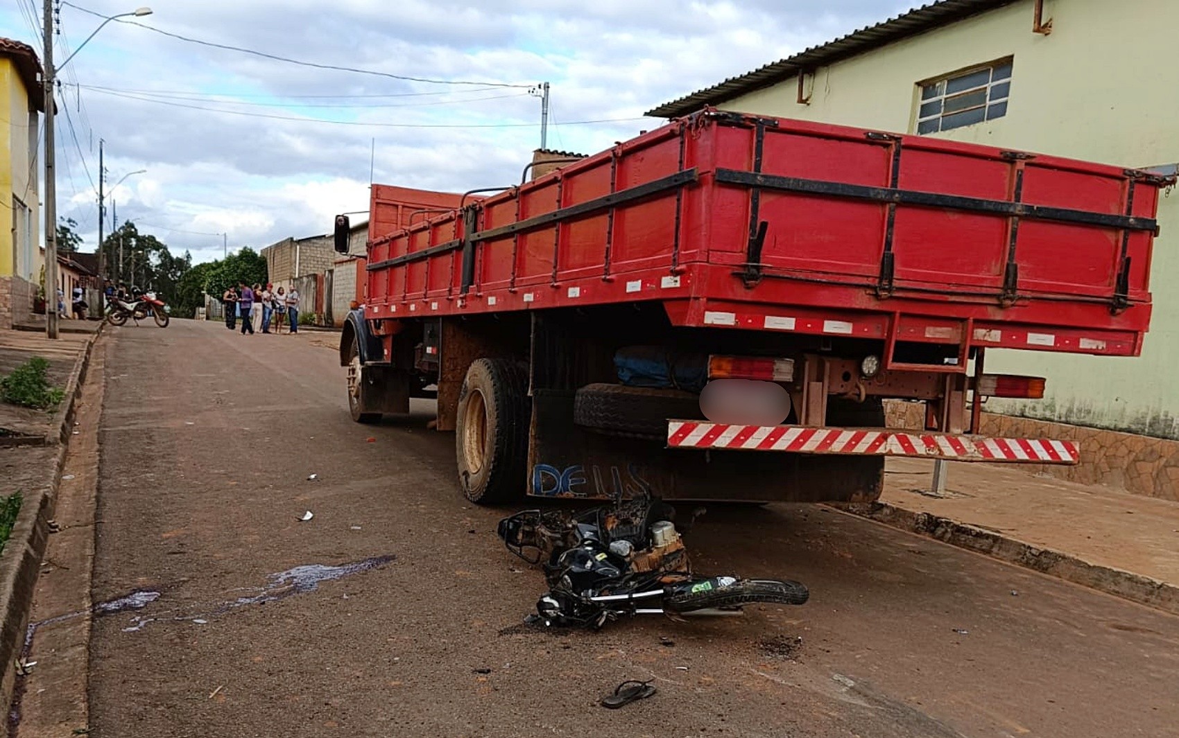 Motociclista morre após bater em caminhão em cruzamento de Monte Belo; veja VÍDEO