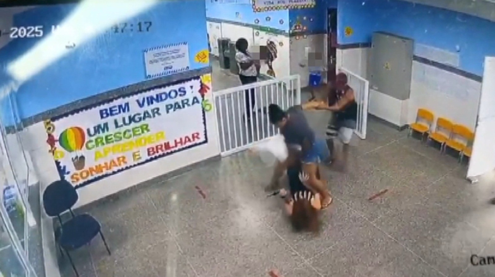 VÍDEO: mãe de aluna agride diretora em escola de Salvador; profissional levou murro e teve cabelos arrancados