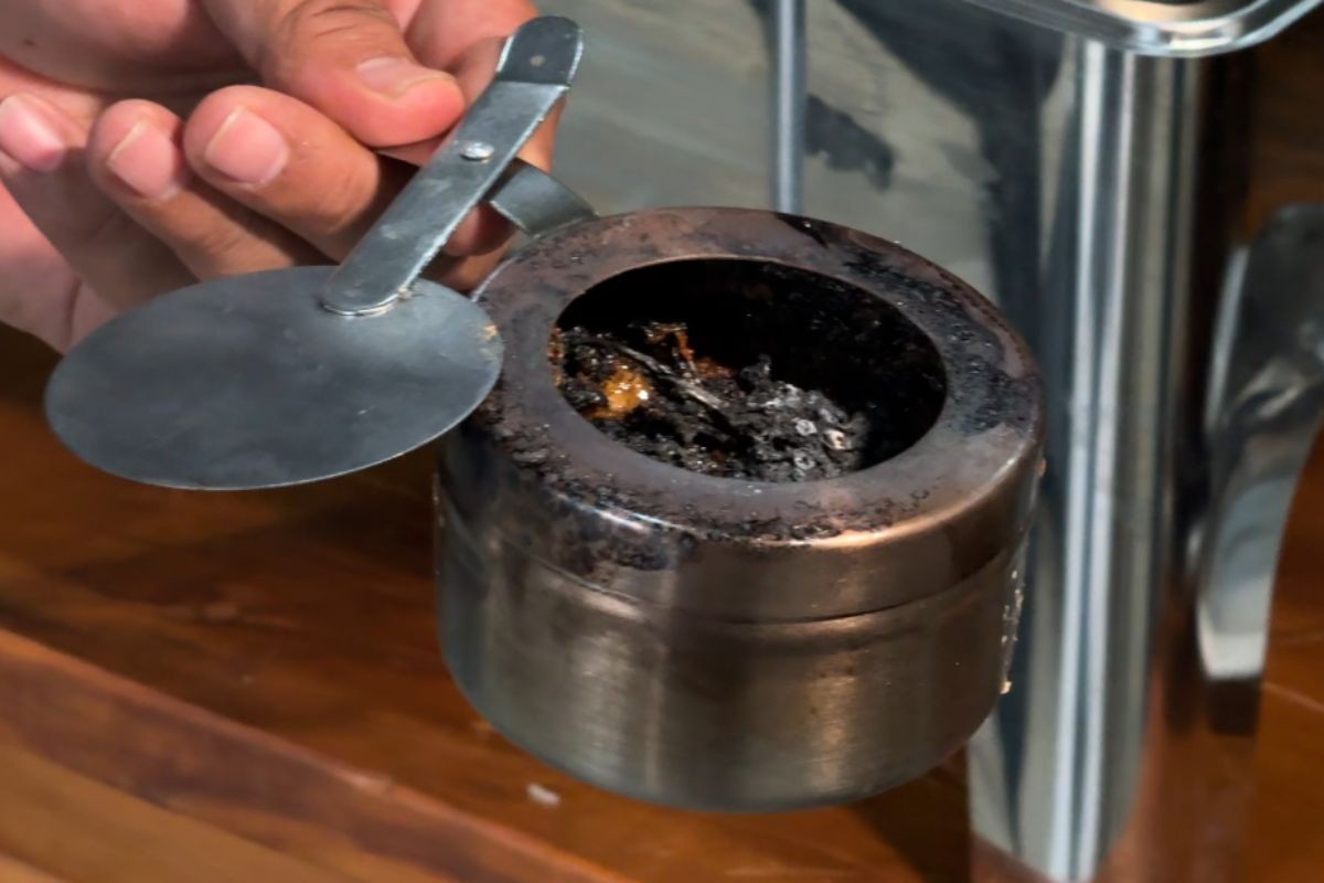 Galão de álcool em gel explode enquanto funcionária de restaurante abastecia equipamento de buffet e ela fica com 80% do corpo queimado, no PR