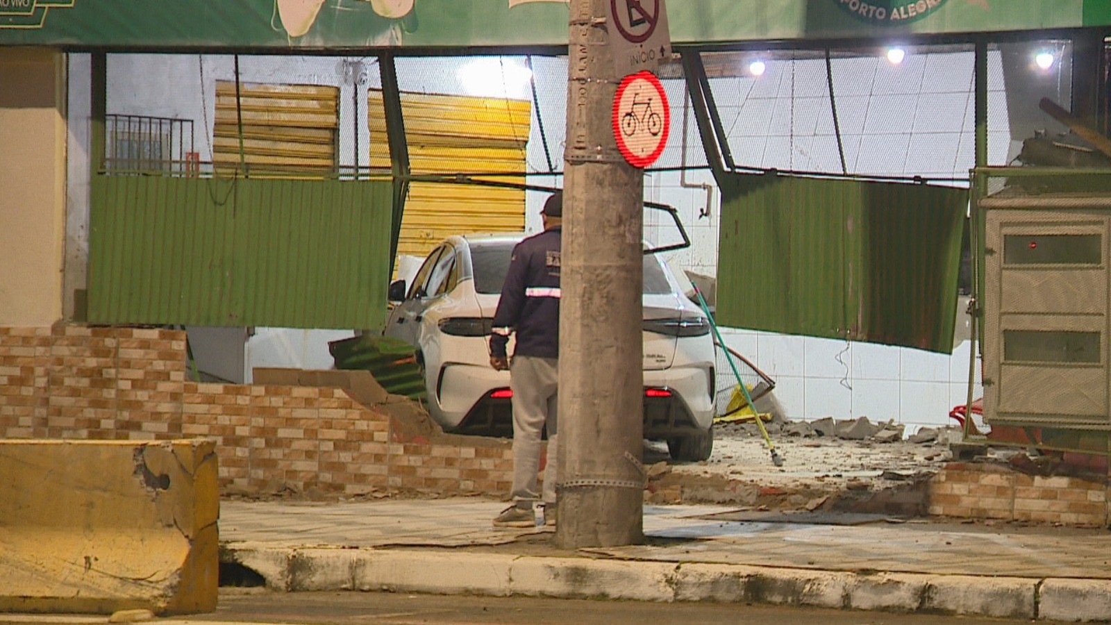 Carro elétrico invade restaurante na Zona Norte de Porto Alegre e destrói parte do local
