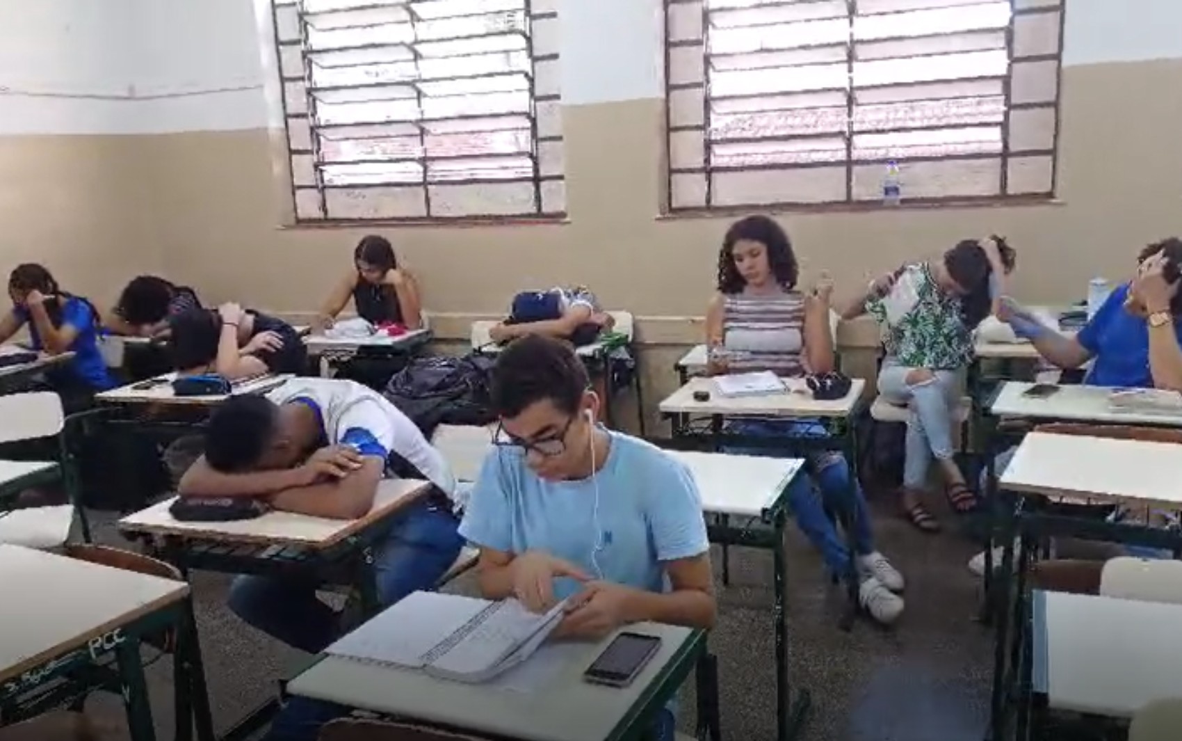 Escola que funciona em prédio tombado em Ribeirão Preto não pode ter ar-condicionado e alunos sofrem com calor em sala de aula